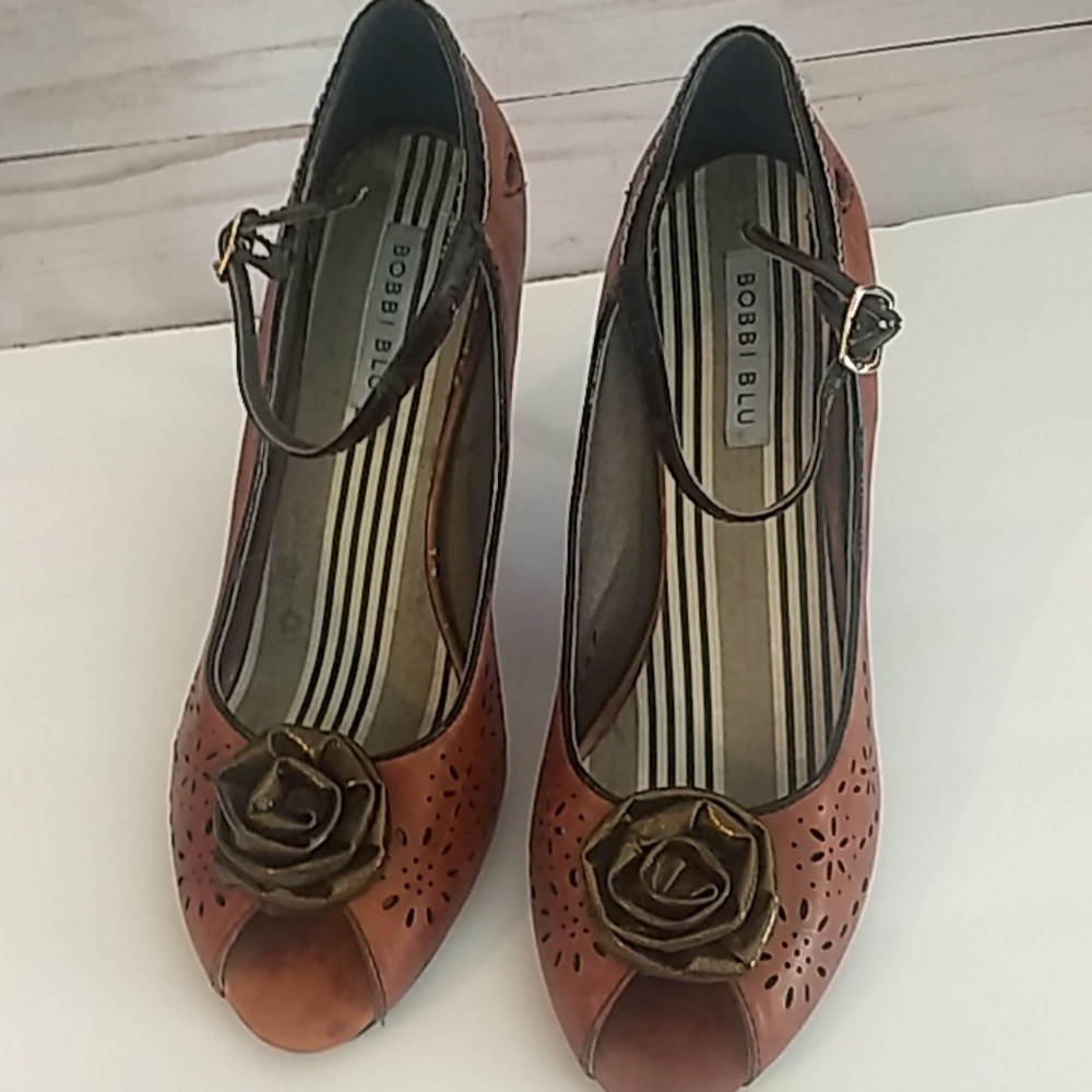 Bobbi Blu peeptoe pumps, size 8